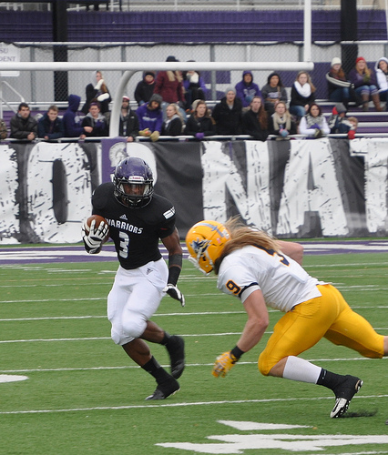 Warrior Anthony Resnick avoids a tackle in Saturday’s victory over Augustana. 
BARTHOLOME RONDET