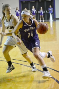 Junior Tara Roelofs drives to the basket against Wayne State Saturday in Winona. Roelofs scored 14 points as Winona State moved 19-2 overall with a 63-49 victory. (Photo by Emma Masiulewicz)
