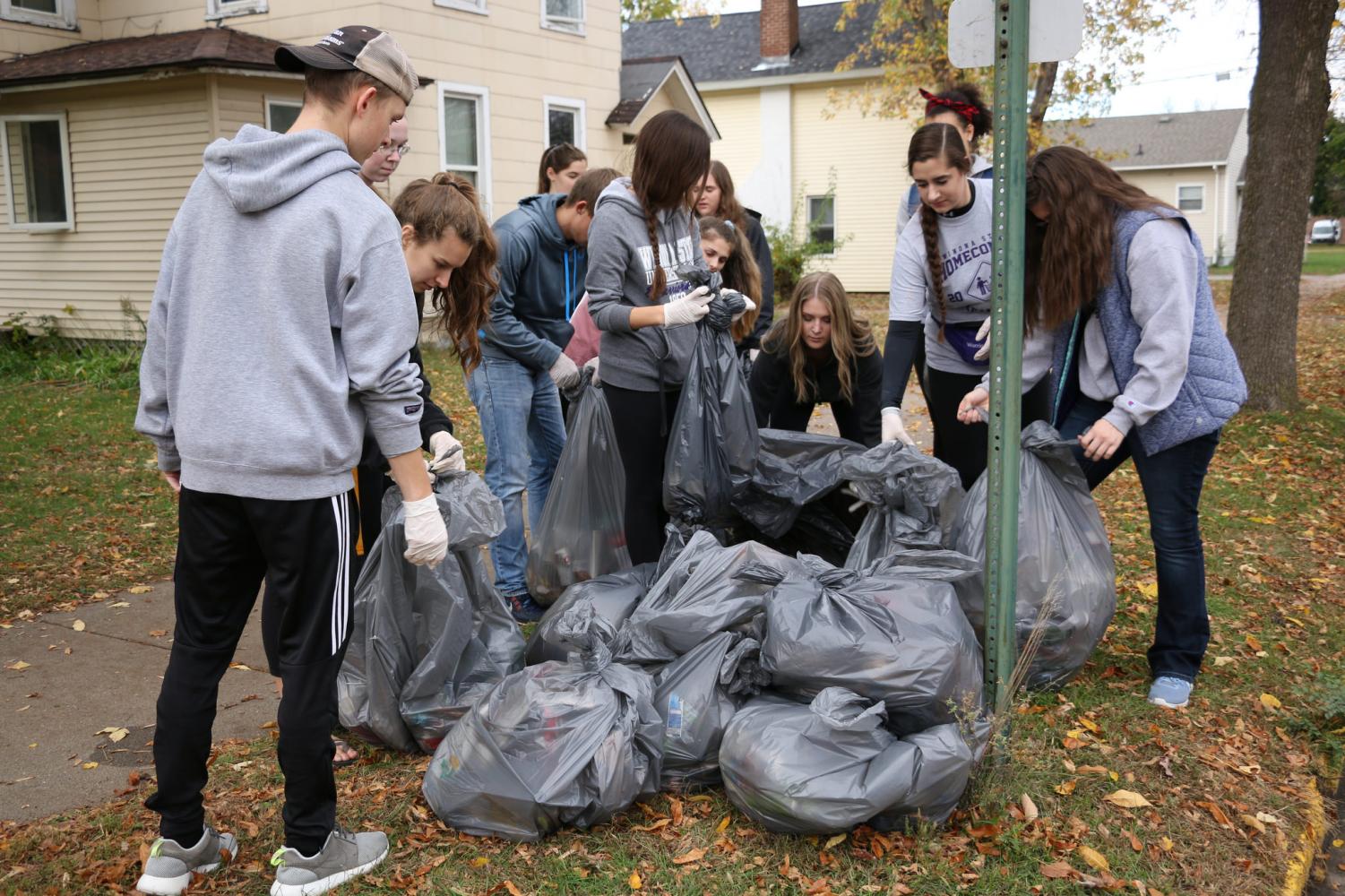 Student volunteers clean up campus, community – The Winonan