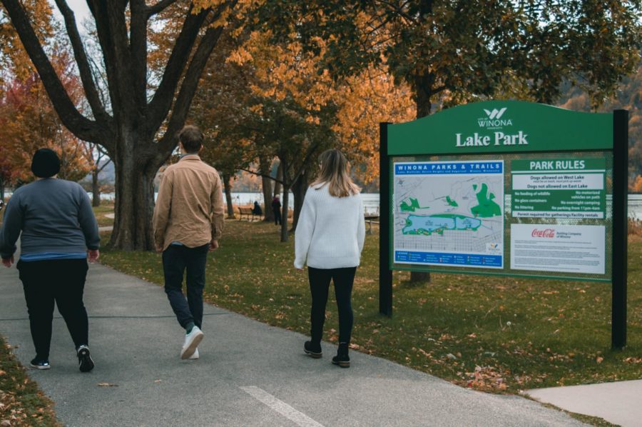 The+views+from+Lake+Park+in+the+fall+are+incredible.+Many+students+take+the+opportunity+to+get+exercise+while+walking+around+the+large+lake+in+Winona.+