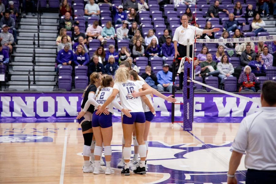 After last Saturday’s defeat, the women’s volleyball season is nearing an end. After a successful run with the team, captain Casey Volkmann, jersey number 3, is leaving the team when she graduates in May.