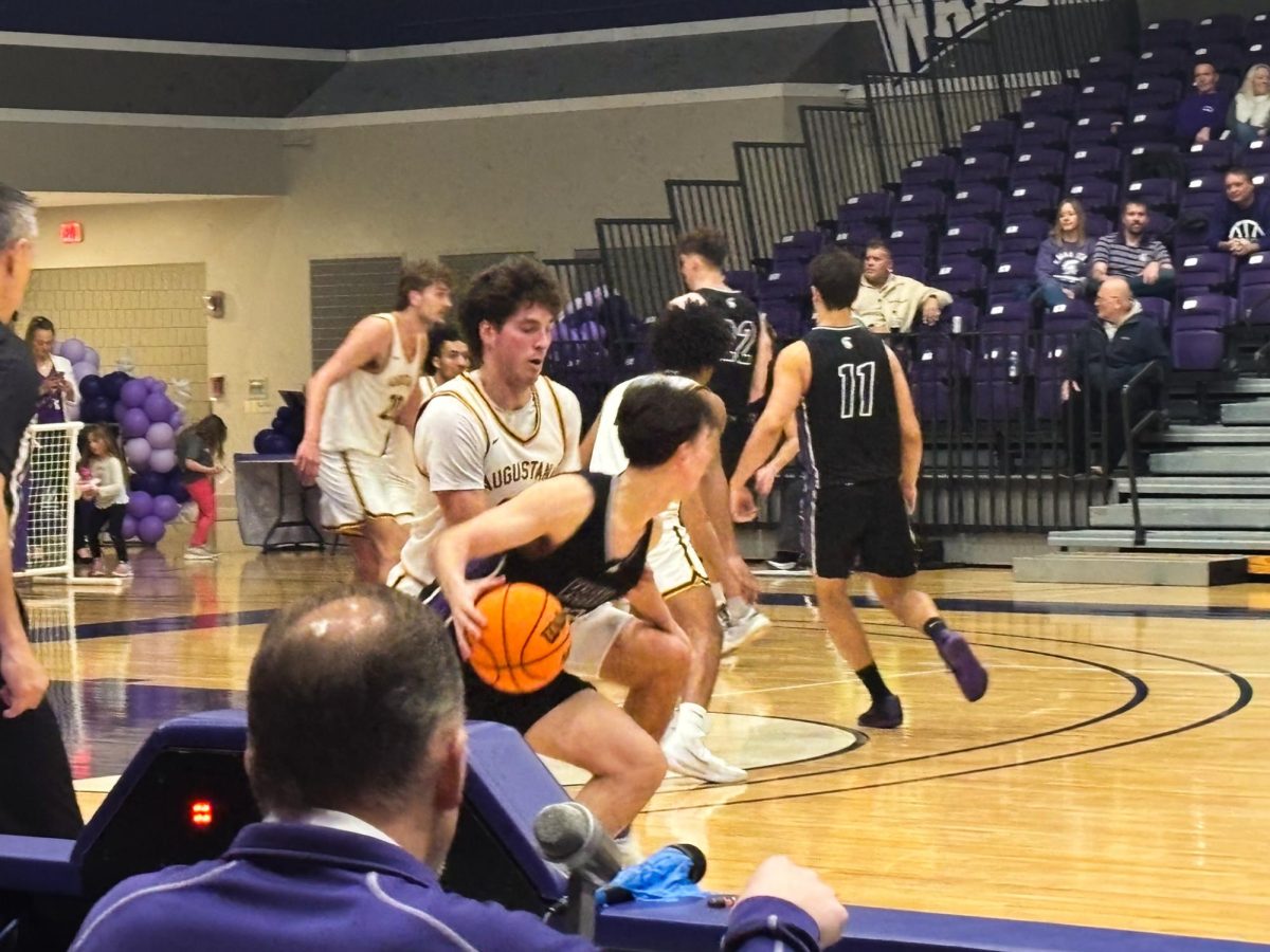 Warriors spacing the floor on offense against Wayne State. 