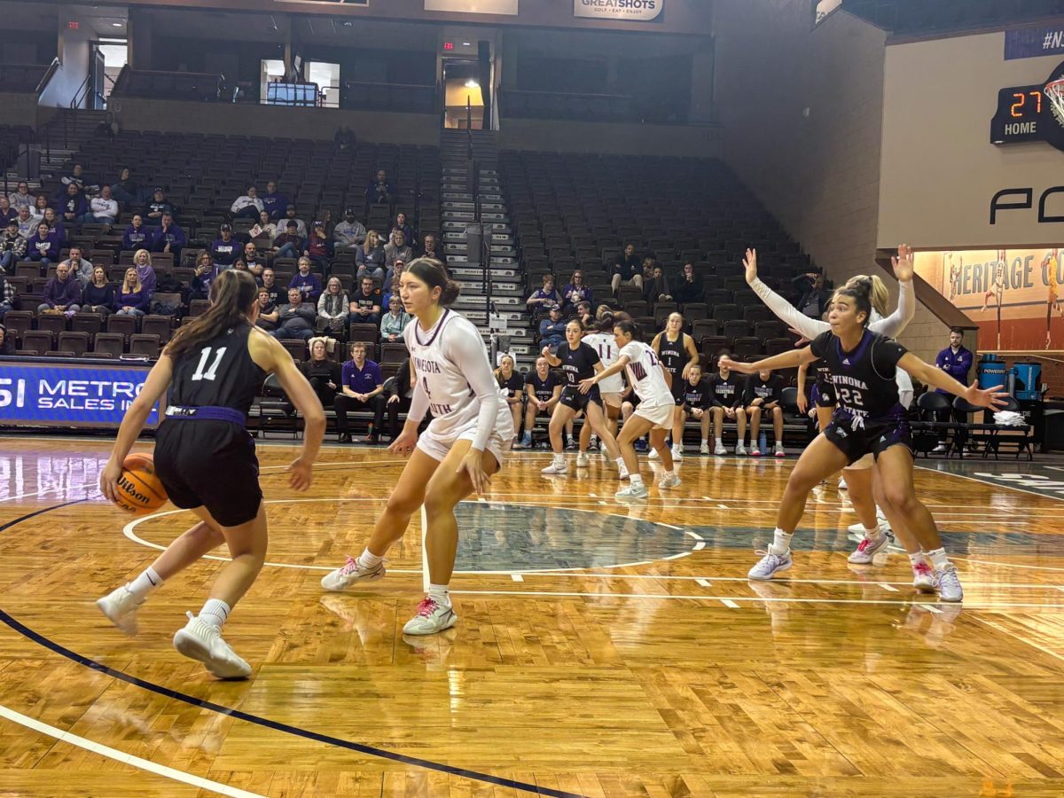 Hailey Markworth (left) getting the handoff from Vivica Bretton (right) on the wing against the Bulldogs in NSIC Tournament Quarterfinals 